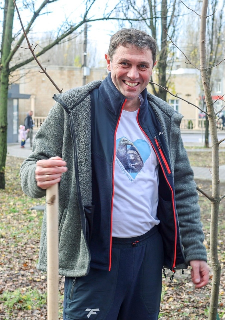 Мэр Воронежа Сергей Петрин принял участие в озеленении бульвара Отличников