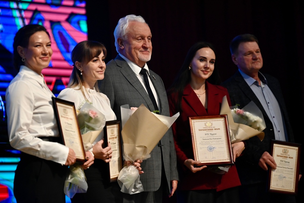 Тамбовская промышленность чествует лучших: глава облдумы Евгений Матушкин поблагодарил работников отрасли за самоотверженный труд