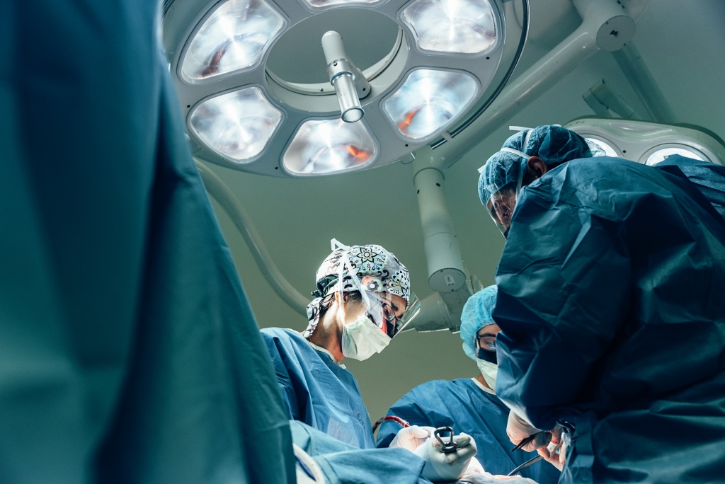 Врачам Вологодской ОКБ удалось спасти пациенту руку после тяжёлой травмы