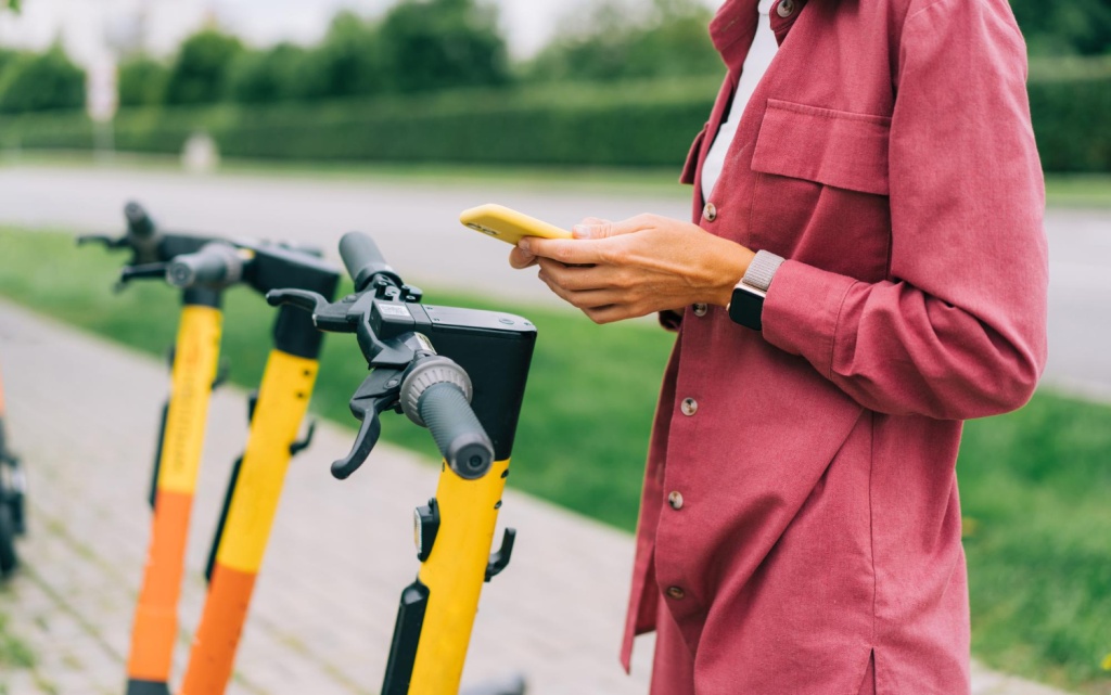 Операторы сервисов кикшеринга усиливают контроль за подростками