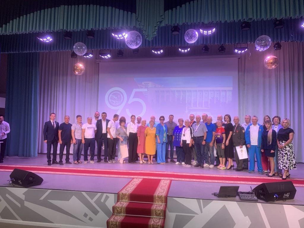 В Новосибирске ветеранов спорта Октябрьского района поздравили депутаты