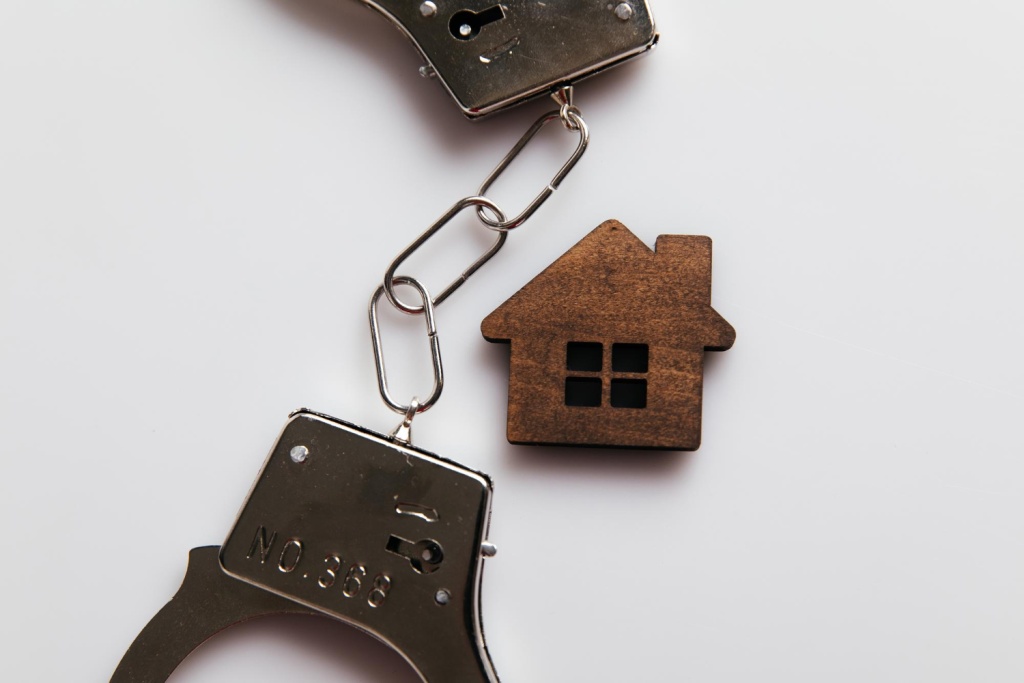 В отношении двух должностных лиц администрации Бодайбо возбудили уголовное дело о халатности при расселении аварийного жилья