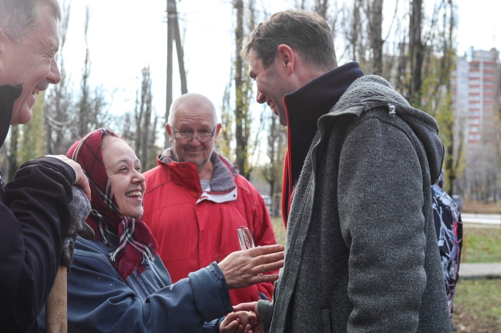 Мэр Воронежа Сергей Петрин принял участие в озеленении бульвара Отличников