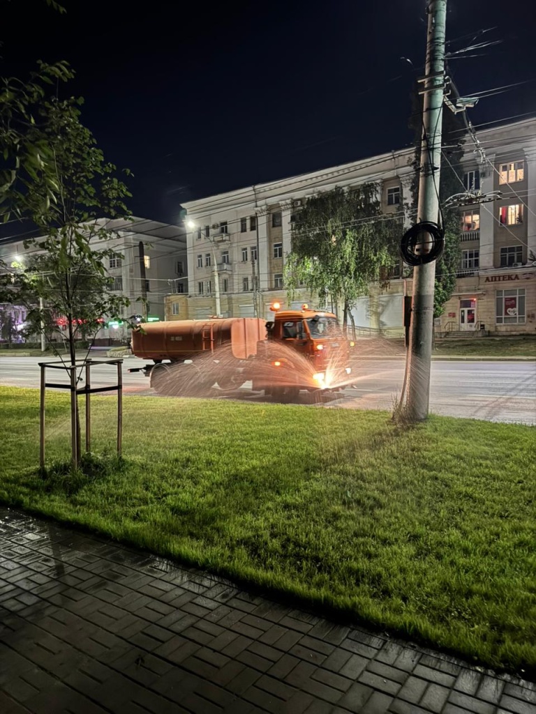 В Воронеже продолжается работа по восстановлению и обустройству газонов