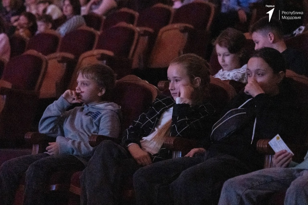 Подростки Лямбирского района посетили драматический театр Мордовии