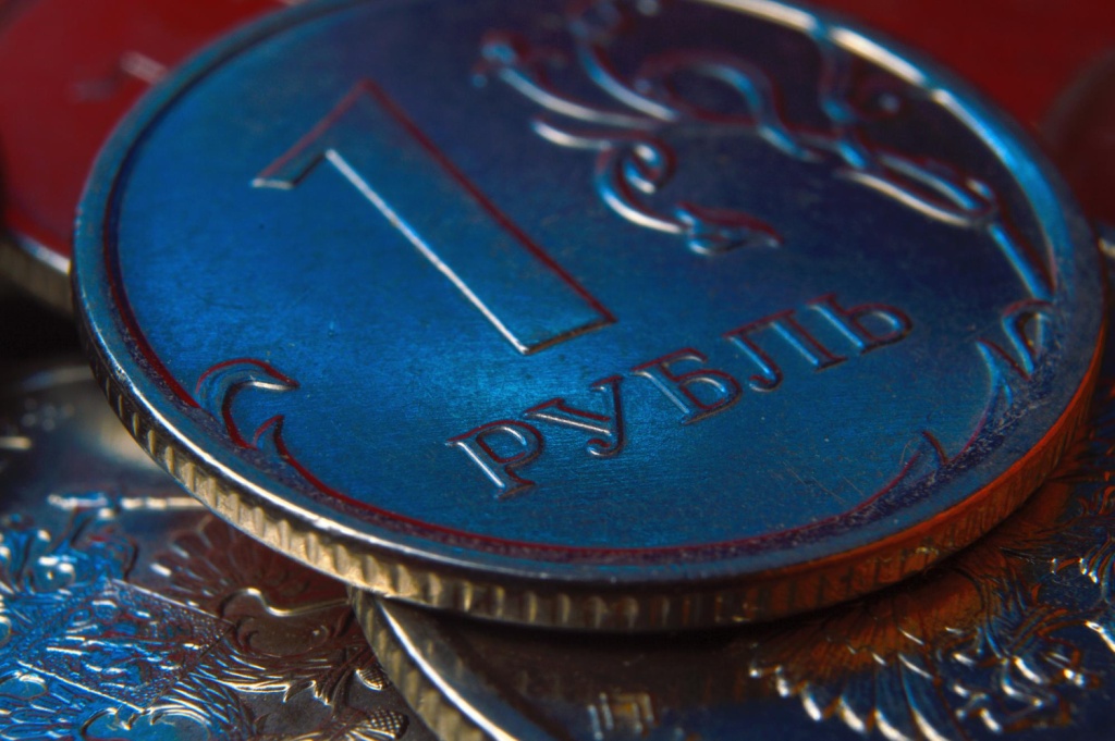 Рубль теряет позиции: курсы доллара, евро и юаня пошли вверх