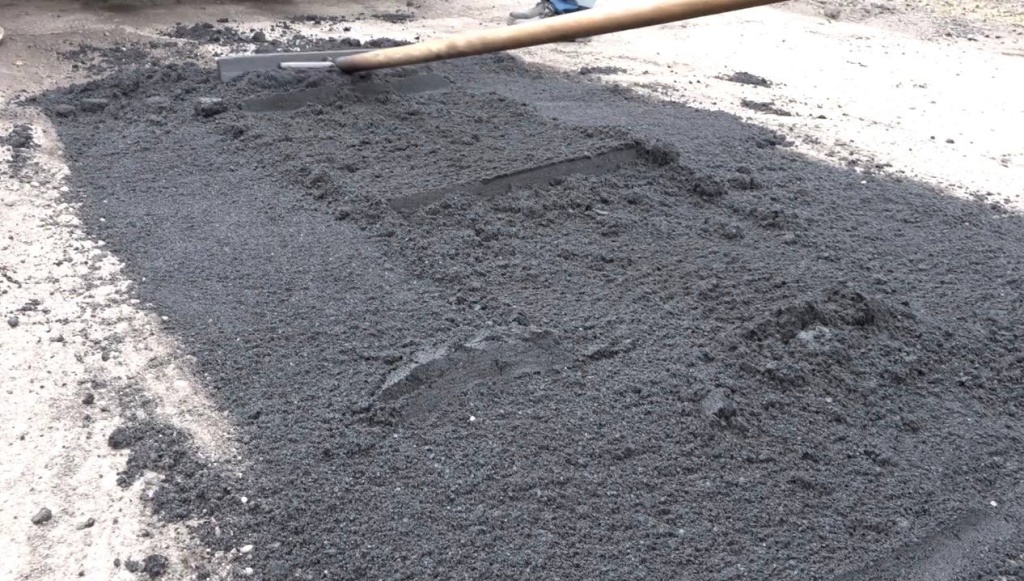 Ямочный ремонт по заявкам: как обновляют дороги в подмосковном Пушкинском