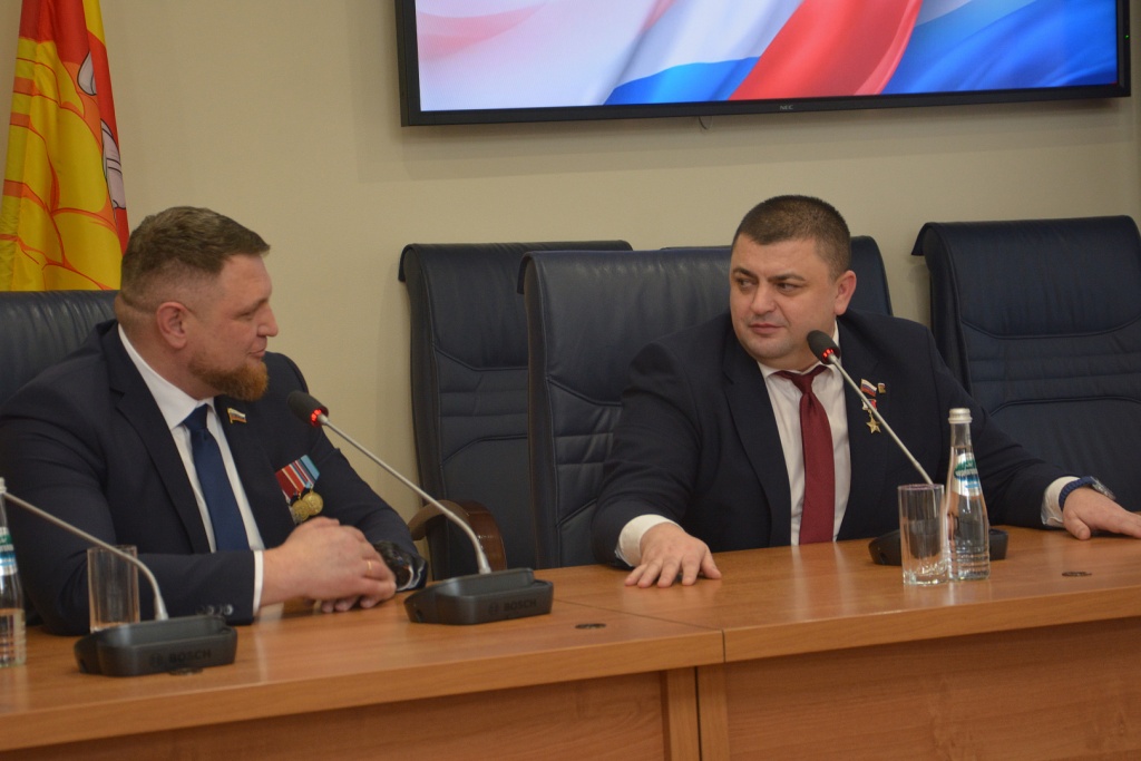 «Главное — ставить цели и добиваться их»: Герой России Андрей Дьяченко и кавалер ордена Мужества Денис Рубащенко провели урок мужества для юнармейцев Воронежа «Главное — ставить цели и добиваться их»: Герой России Андрей Дьяченко и кавалер ордена Мужества Денис Рубащенко провели урок мужества для юнармейцев Воронежа